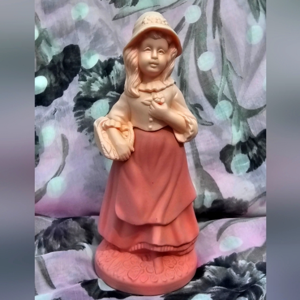 Avon Vintage Figurine in Peach and Cream